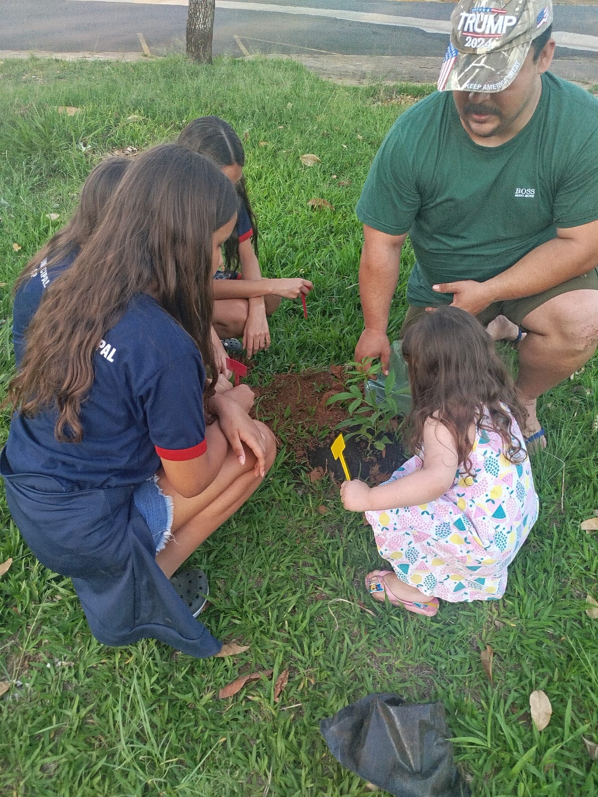 Plantio de árvores no Jardim Centenário reforça a importância da arborização urbana em Pirangi.