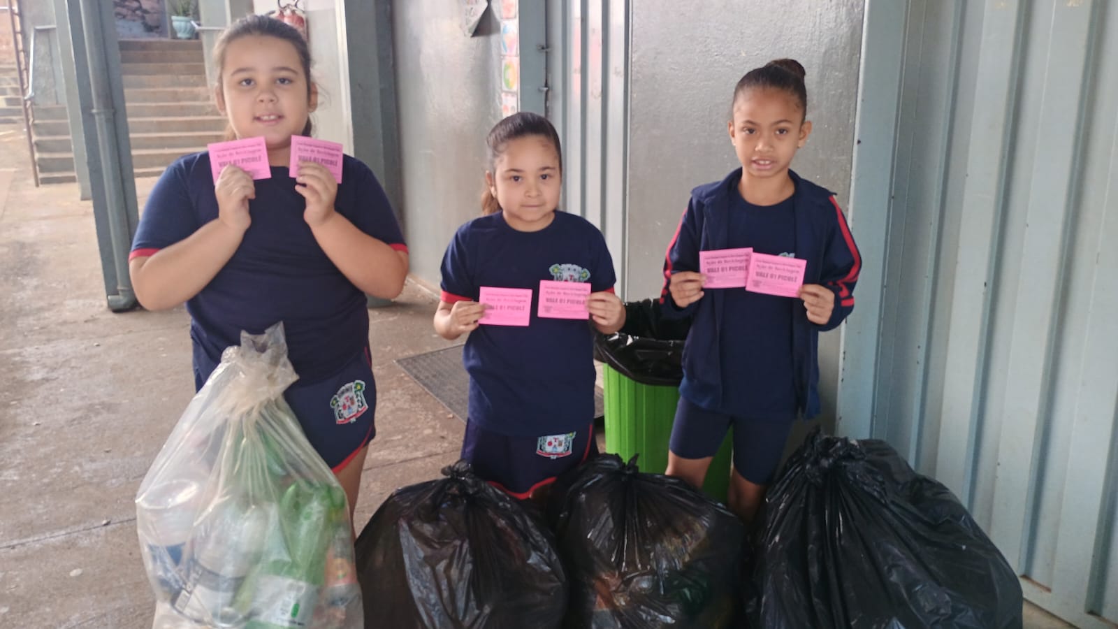 Município realiza “Ação Reciclagem” com grande participação dos alunos e apoio aos catadores locais.
