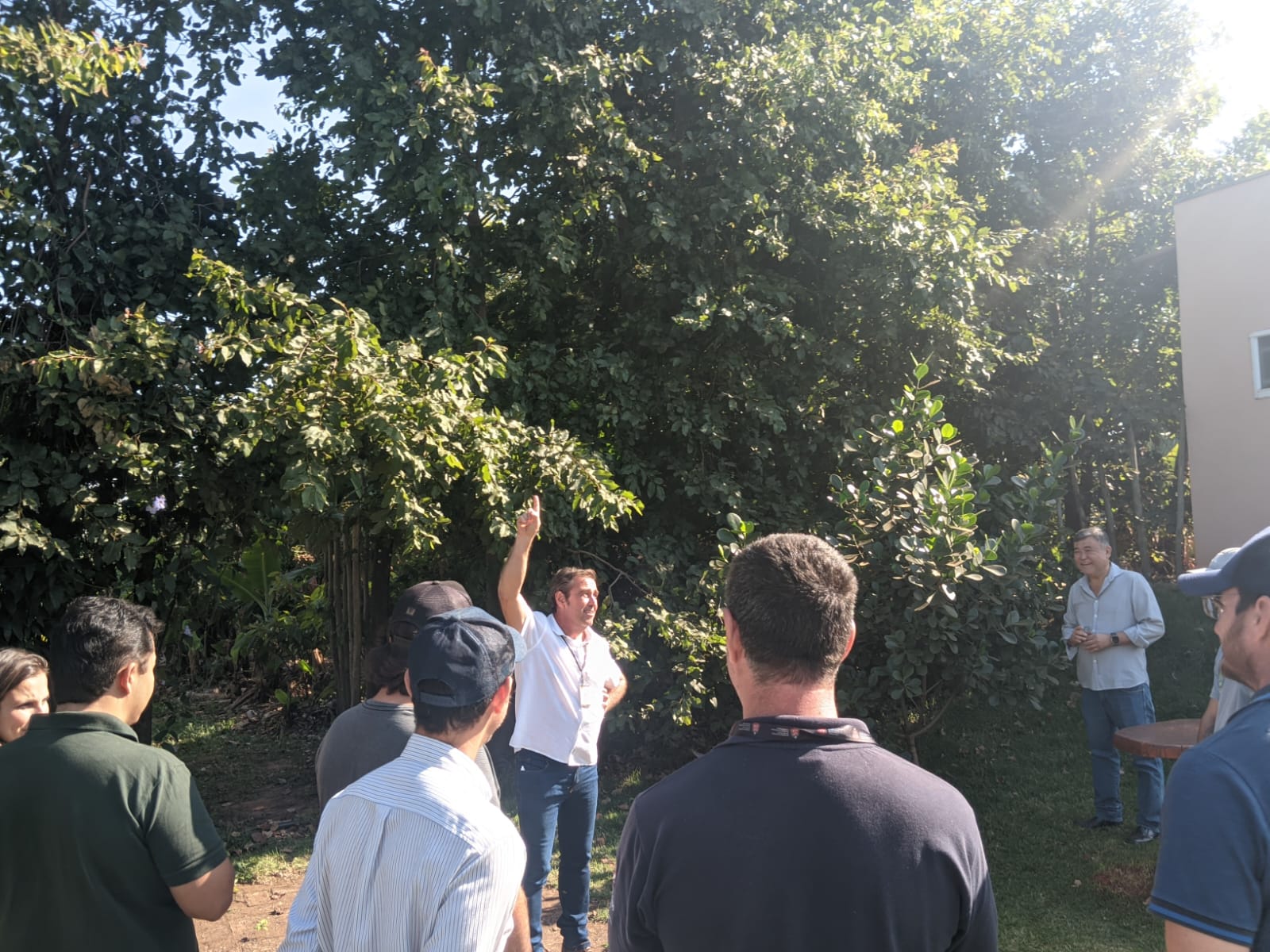 Departamento de Agricultura e produtores de Pirangi participam de atividade de campo sobre produção de cacau em São Paulo.